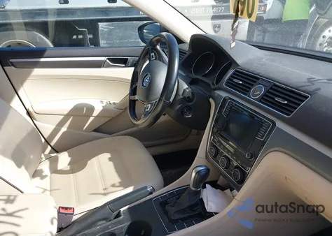 2017 Volkswagen Passat R-Line z USA, uszkodzony, nr VIN 1VWDT7A32HC043997